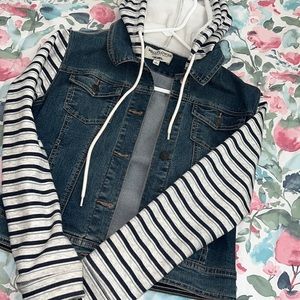 Jean Jacket, size medium. Very comfy on sleeves. Never worn. Useful for winter.